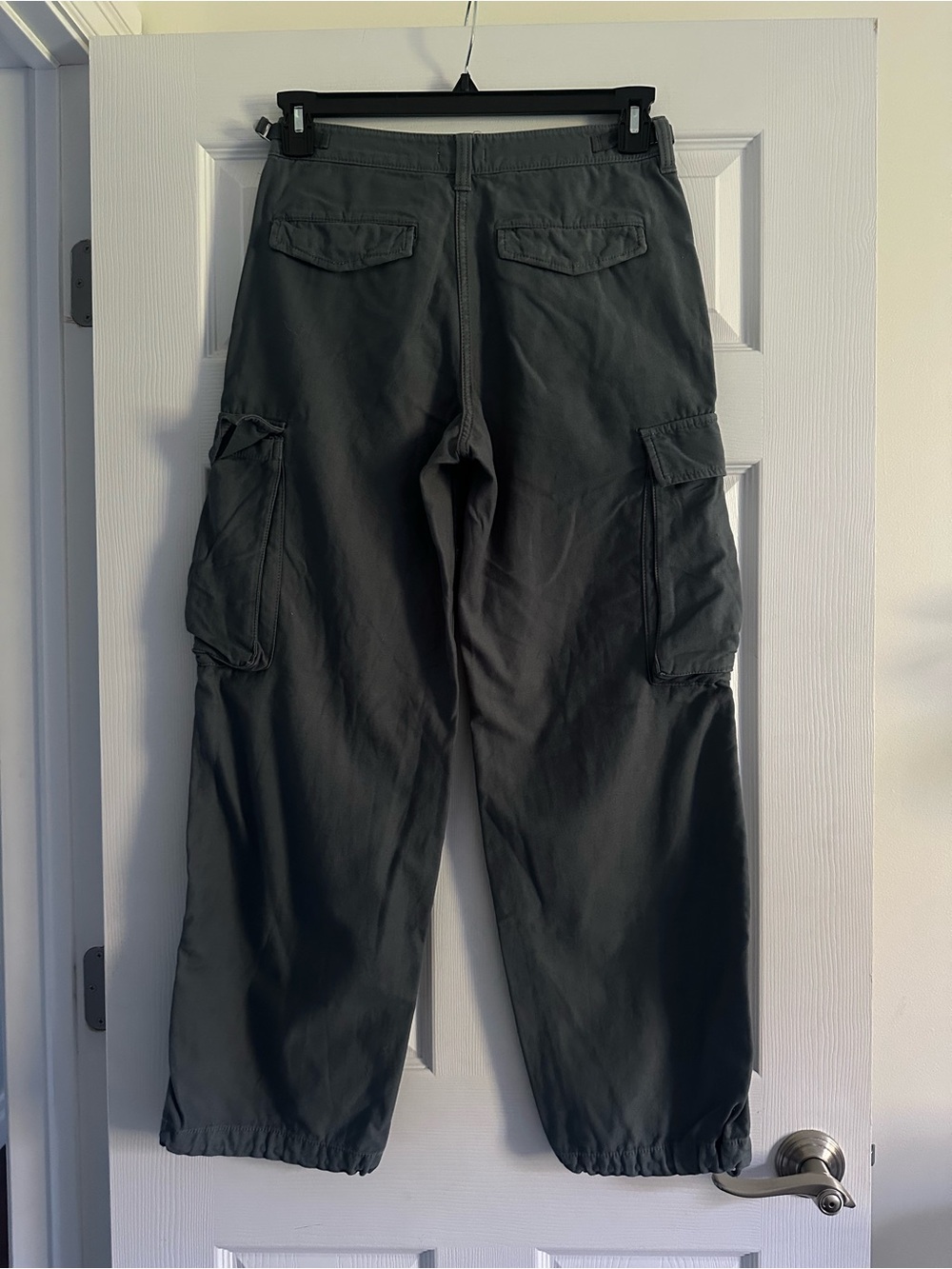 Size 4 TNA Aritzia Women’s Trooper Cargo Pants Charcoal Gray Utility Parachute - Picture 4 of 10